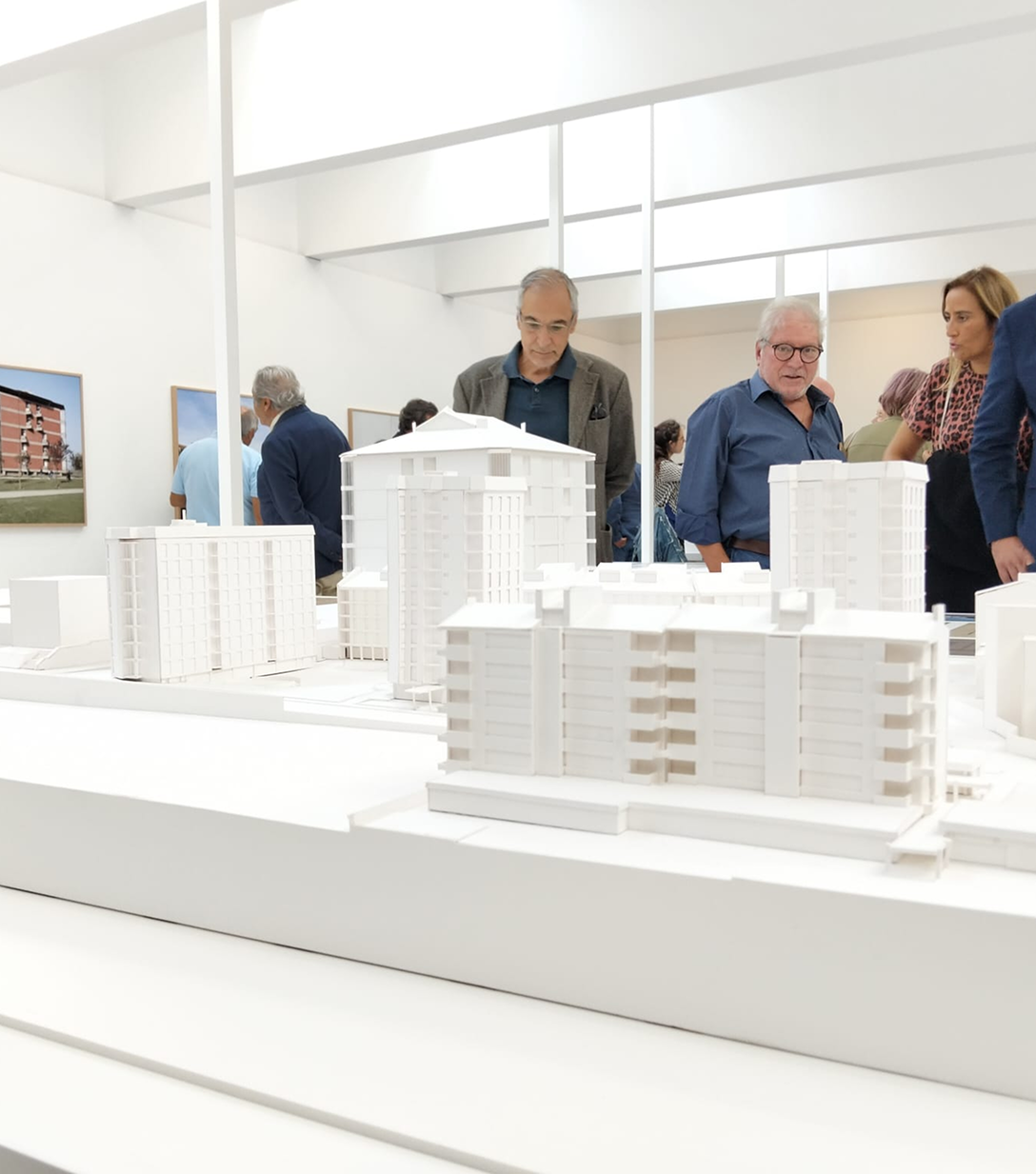 Visitantes observam maquetes na exposição
